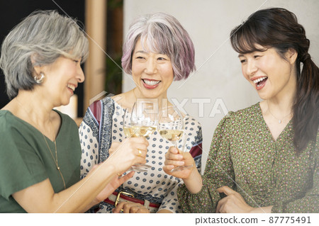 僅限成年女性聚會的圖像 87775491