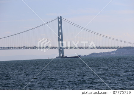蔚藍的大海、油輪、明石海峽大橋、淡路島、雲、藍天、霧霾山 蔚藍的大海、油輪、明石海峽大橋、淡路島、雲、藍天、霧霾山 87775739