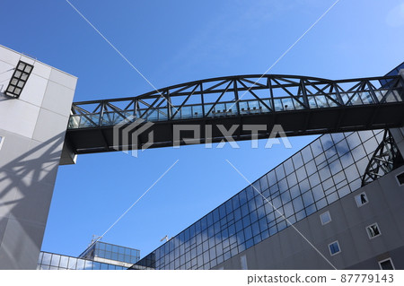 可以看到白雲、映照天空的窗樓、空中橋樑和深藍色的天空的風景。 可以看到白雲、映照天空的窗樓、空中橋樑和深藍色的天空的風景。 87779143