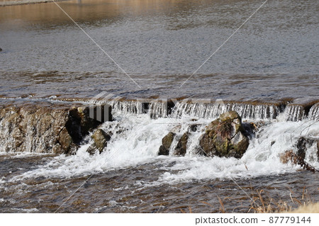 一條河步的風景與白色冒泡的水流 87779144