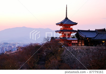 Evening view of Kyoto Kiyomizudera 87779161