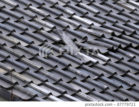 Broken roof tiles, be careful of leaks 87779721