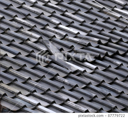 Broken roof tiles, be careful of leaks Broken roof tiles, be careful of leaks 87779722