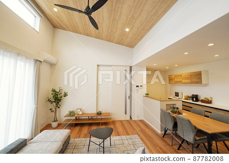 Living-dining room in a one-story building with a high ceiling Living-dining room in a one-story building with a high ceiling 87782008