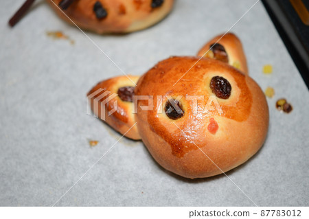 Homemade bread for parents and children 87783012