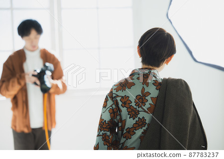 Photographer shooting 87783237