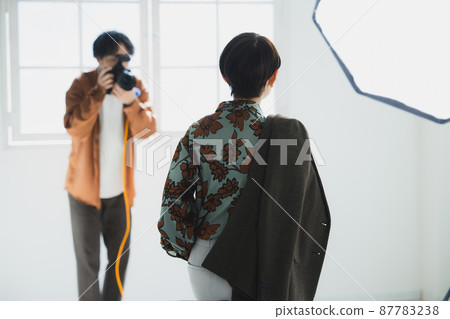 Photographer shooting 87783238