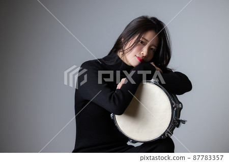 Female drummer 87783357