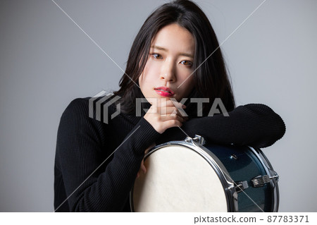 Female drummer 87783371