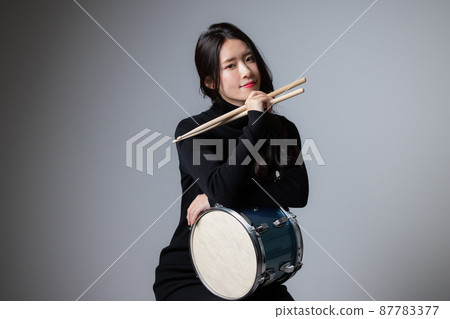 Female drummer 87783377
