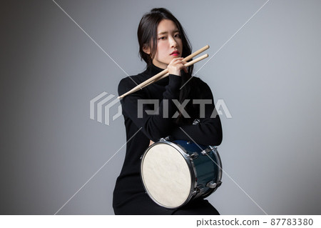 Female drummer 87783380