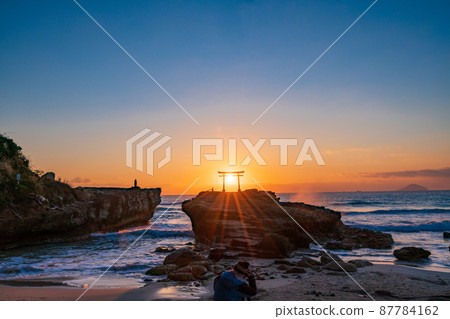 (Shizuoka Prefecture) Shirahama Shrine, Daimeijiniwa Akatorii Sunrise 87784162