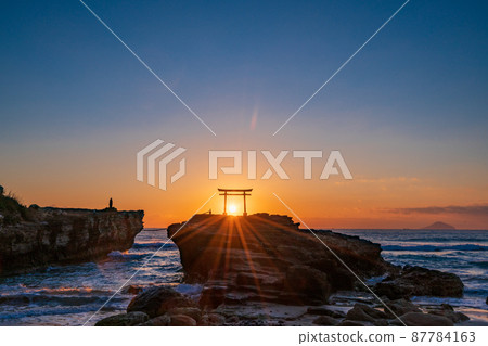 (Shizuoka Prefecture) Shirahama Shrine, Daimeijiniwa Akatorii Sunrise (Shizuoka Prefecture) Shirahama Shrine, Daimeijiniwa Akatorii Sunrise 87784163