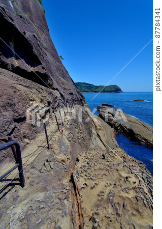 三重縣熊野市熊野市世界遺產,鱷魚岩附近的鬼城,在岩石上提供的人行道上跳動著前進(1) 三重縣熊野市熊野市世界遺產,鱷魚岩附近的鬼城,在岩石上提供的人行道上跳動著前進(1) 87784341
