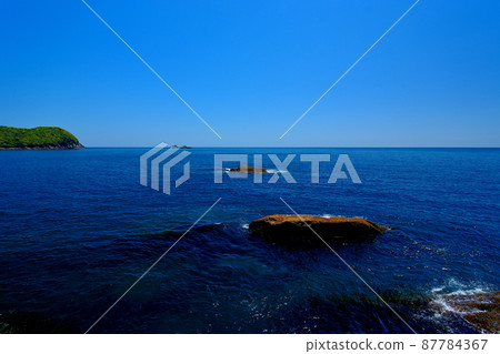 Beautiful blue sea seen from the vicinity of Onigajo and crocodile rock, World Heritage Site, Kumano, Kumano City, Mie Prefecture (2) Beautiful blue sea seen from the vicinity of Onigajo and crocodile rock, World Heritage Site, Kumano, Kumano City, Mie Prefecture (2) 87784367