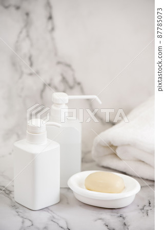 大理石上的泵瓶、肥皂條和白毛巾 大理石上的泵瓶、肥皂條和白毛巾 87785073