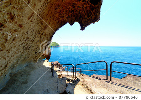 Impressive view of rocks and promenade that appears when you go through Onigajo and Kido in the back, World Heritage Site, Kumano, Kumano City, Mie Prefecture (2) 87786646