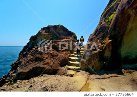 Tourists passing through Onigajo, Kido in the back, World Heritage Site, Kumano, Kumano City, Mie Prefecture 87786664