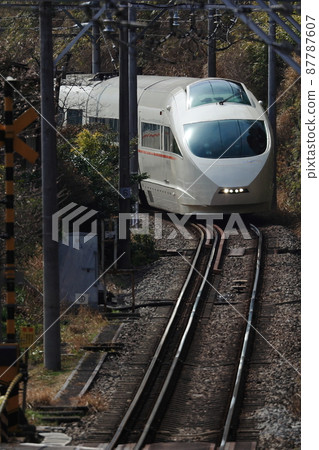 Say goodbye! Odakyu Romance Car VSE three-line rail that slowly descends the sharp curve of Hakone Say goodbye! Odakyu Romance Car VSE three-line rail that slowly descends the sharp curve of Hakone 87787607