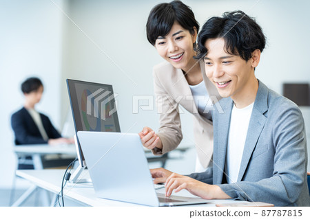 在辦公室工作的商務人士 87787815