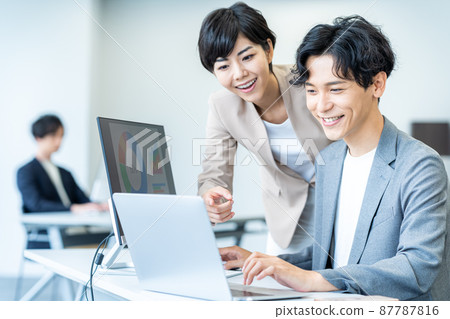 在辦公室工作的商務人士 87787816