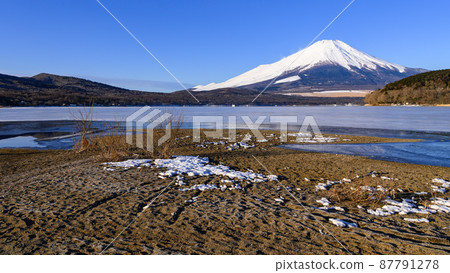 (Yamanashi Prefecture) Early morning view of Lake Yamanaka and Mt. Fuji, winter scenery 87791278