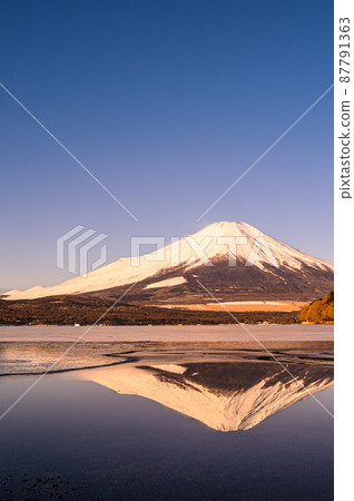 (Yamanashi Prefecture) Early morning upside-down view from Mt. Fuji and Lake Yamanaka (Yamanashi Prefecture) Early morning upside-down view from Mt. Fuji and Lake Yamanaka 87791363