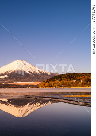 (Yamanashi Prefecture) Early morning upside-down view from Mt. Fuji and Lake Yamanaka (Yamanashi Prefecture) Early morning upside-down view from Mt. Fuji and Lake Yamanaka 87791365