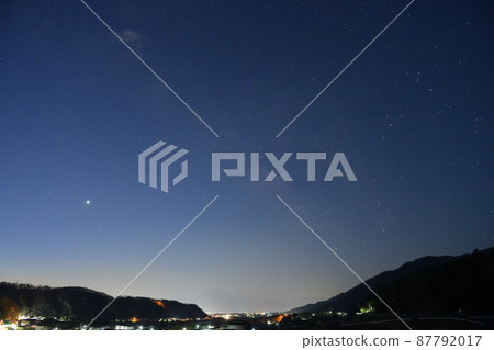 韭崎市丸之町，日出前，東南方的星空 87792017