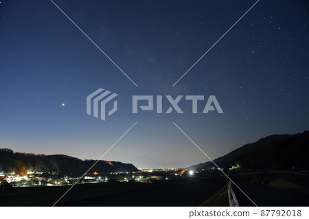 韭崎市丸之町，日出前，東南方的星空 87792018