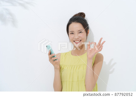 智能手機白色背景的女人 87792052