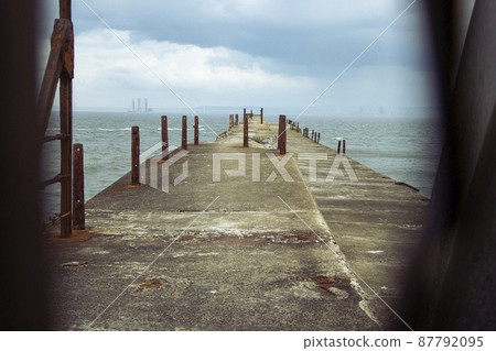 View at the end of Heugh breakwater pier in stormy weather 87792095
