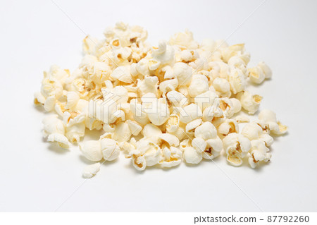白色背景上的爆米花 白色背景上的爆米花 87792260