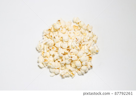 白色背景上的爆米花 87792261