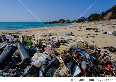 Marine debris washed ashore on a beautiful crystal beach 87793588