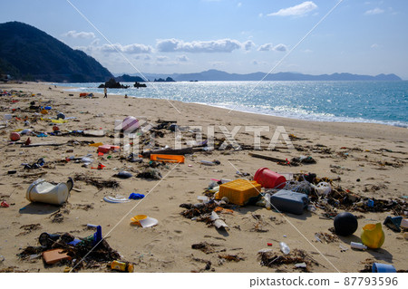 在美麗的水晶海灘上沖上岸的海洋垃圾 87793596