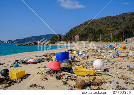 在美麗的水晶海灘上沖上岸的海洋垃圾 87793599