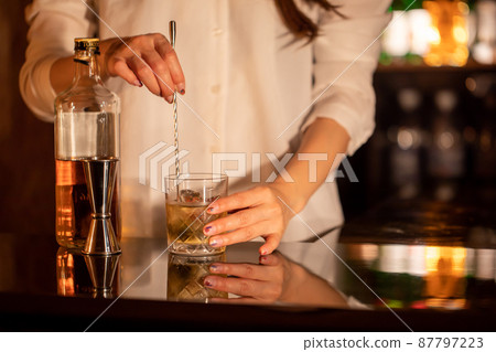 A woman who makes sake at the bar counter BAR 87797223