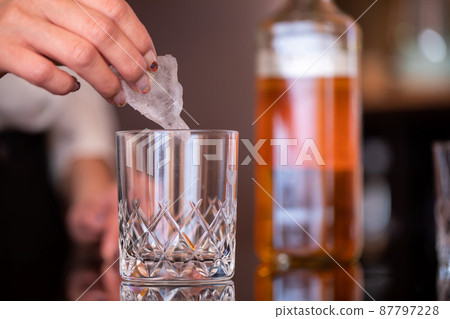 Hand BAR 將冰塊放入玻璃杯中 87797228