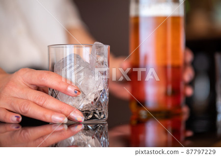 BAR at the hands of women who make sake 87797229