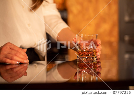 在 BAR 櫃檯提供酒水的女士 87797236