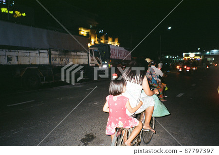 姐妹們和朋友一起購物 姐妹們和朋友一起購物 87797397