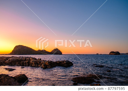 海邊晚上風景 87797595