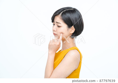 關心皮膚問題的女性 87797639