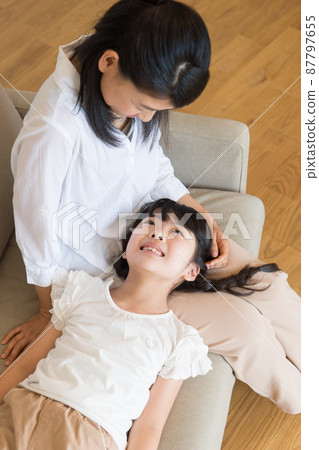 Mother and child to gather 87797655