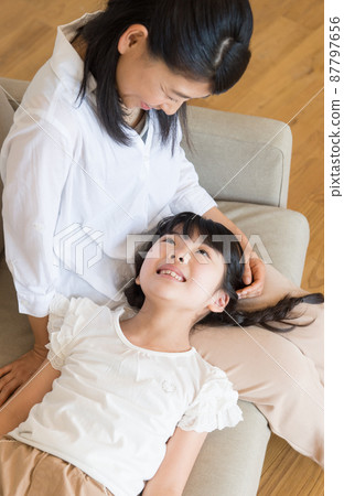 Mother and child to gather 87797656