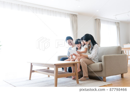 看平板電腦的年輕家庭 看平板電腦的年輕家庭 87798466