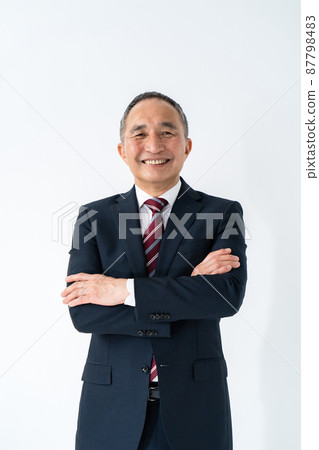 Businessman senior portrait looking at the camera 87798483