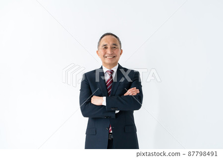 Businessman senior portrait looking at the camera 87798491