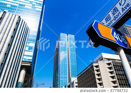 Around Tokyo Station, which continues to change Kajibashi intersection-Yaesu exit direction 2022.03 c-1 High saturation contrast 87798732